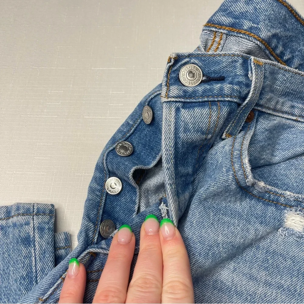 Levi's‎ womens button fly Light Blue Distressed Relaxed Jeans 28 x 26